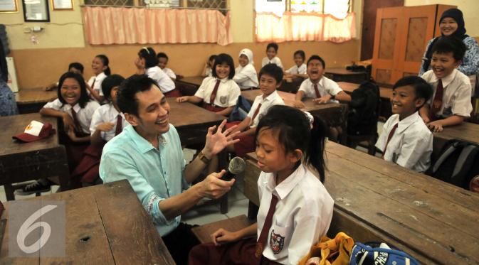 Mantan Abang Jakarta berdiskusi dengan murid saat Pendidikan Nasional 2016 di SDN 01 Pagi Tegal Parang, Jakarta, Senin (2/5). Kegiatan ini bertujuan untuk memberikan Inspirasi kepada siswa sebagai generasi penerus bangsa. (Liputan6.com/Gempur M Surya)