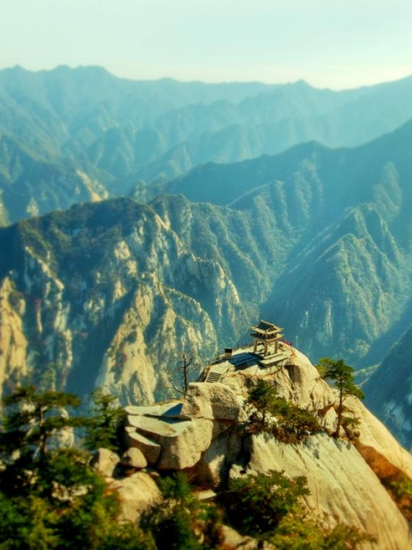 Untuk menikmati secangkir teh di Kuil Tao, Mount Huashan, Anda harus melalui rute berbahaya. Foto: Brightside.me