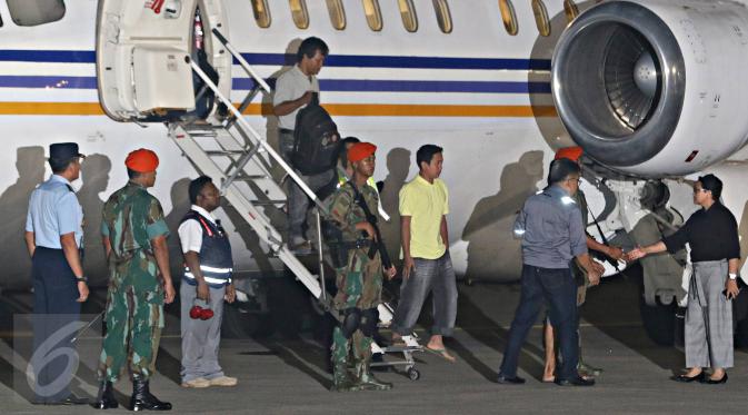 Sandera WNI yang dilepaskan oleh kelompok Abu Sayyaf tiba di Base Ops Lanud Halim Perdanakusuma, Jakarta Timur, Minggu (1/5). (Liputan6.com/Immanuel Antonius)