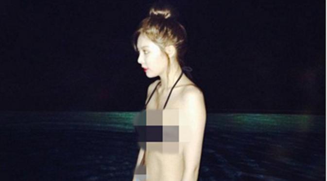HyunA yang tampak menggoda, menunjukkan lekuk tubuhnya saat mengenakan bikini (Nate)