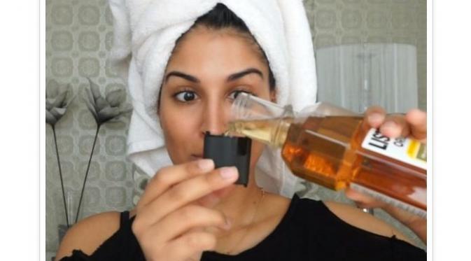 Campuran air dan obat kumur jadi cara unik beauty blogger Farah Dhukai dalam mengatasi ketombe. 