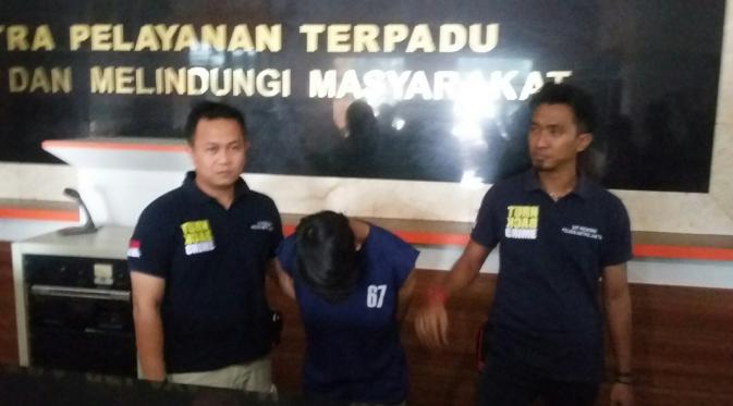  Usman Jaelani (19) tertunduk lesu. Dia ditangkap atas dugaan pembunuhan terhadap Ricky (18), ABG yang dikenal jawara di kelompoknya. (Liputan6.com/Nanda)