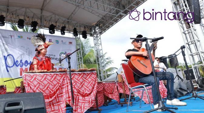 Pertunjukan musik oleh Kolintang Bapontar. (via: Galih W. satria/Bintang.com)