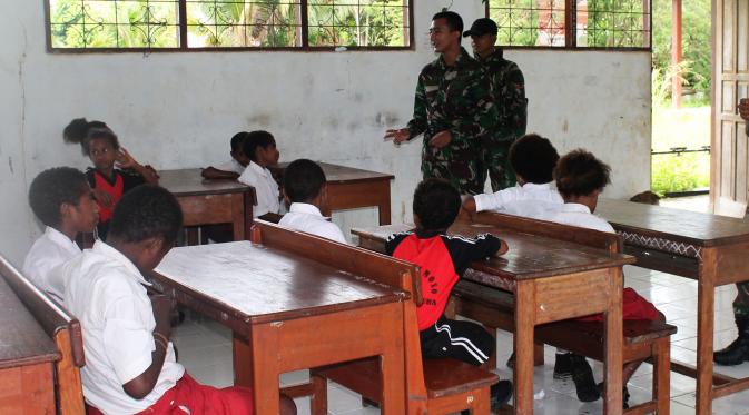 Dua personel TNI mengajar di SD Mosso yang terletak di perbatasan RI-PNG. (Liputan6.com/Katharina Janur) 