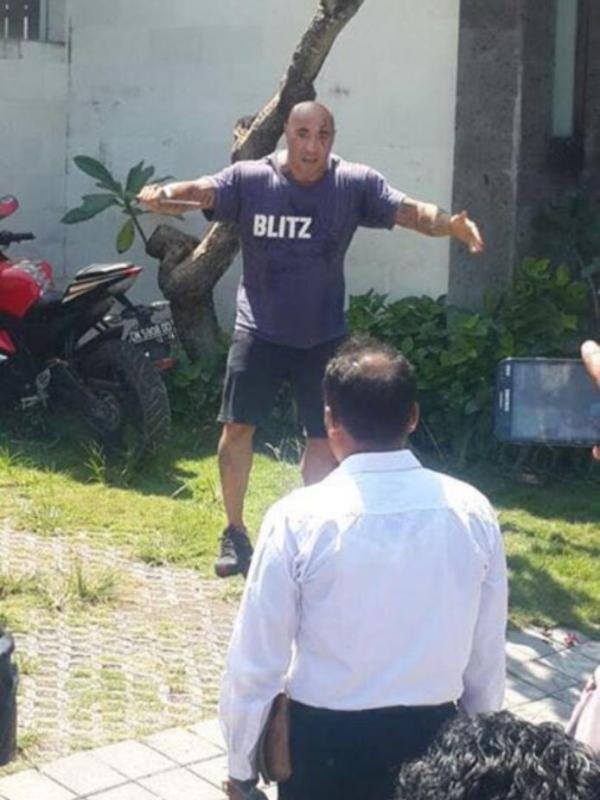 Bule biang onar di Bali Amokrane Sabet malah menantang polisi yang menyergapnya. Dia minta ditembak!