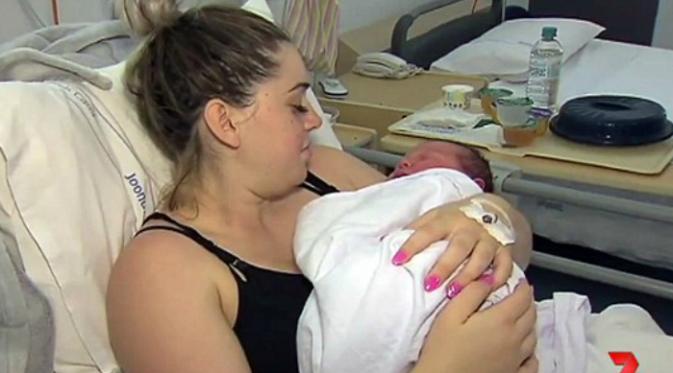 Sykes nampak menggendong bayinya yang berbobot 6 kilogram (7 News)