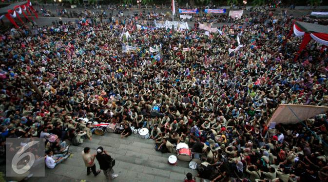 Ribuan mahasiswa berunjuk rasa di depan Rektorat UGM, Yogyakarta, Senin (2/5). Dalam aksinya mahasiswa menuntut Rektor UGM Dwikorita Karnawati untuk mundur. (Liputan6.com/Boy Harjanto)
