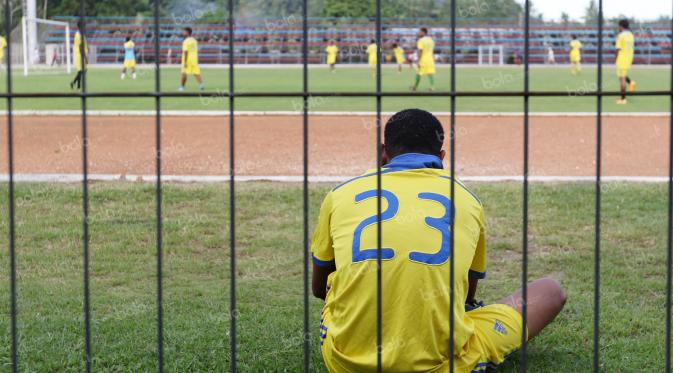 SSB lokal sedang berlatih di Lapangan Sepak bola Barnabas Youwe, Sentani, Jayapura, Minggu (01/05/2016). (Bola.com/Nicklas Hanoatubun)