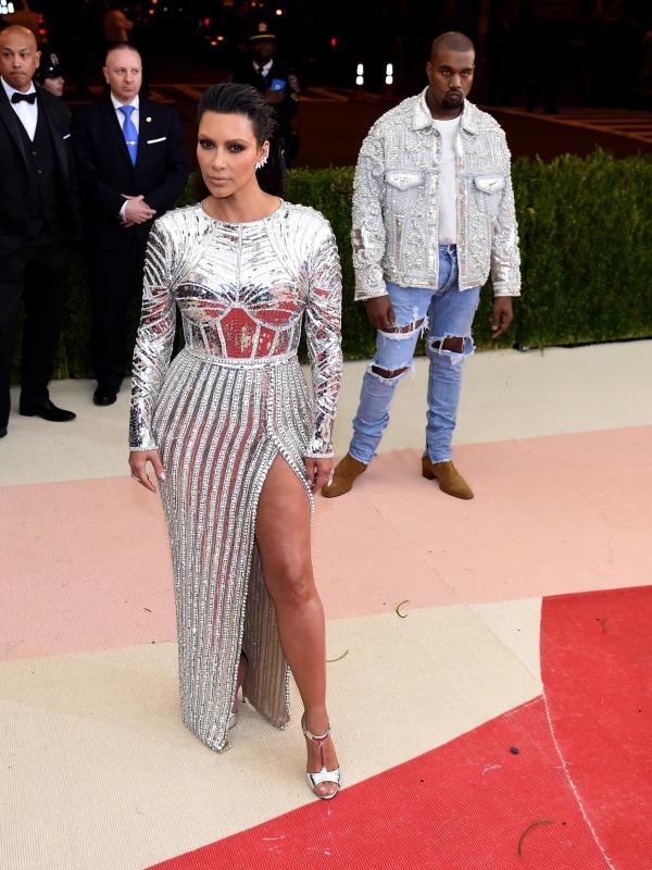 Bintang reality TV, Kim Kardashian berpose saat menghadiri ajang Met Gala bertemakan 'Manus x Machina: Fashion In An Age of Technology' yang digelar di Metropolitan Museum of Art, New York, Senin (2/5). (LARRY BUSACCA/GETTY IMAGES NORTH AMERICA/AFP)