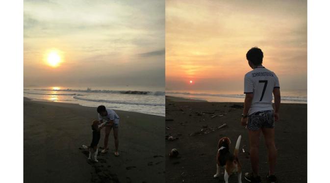 Cakra Khan membawa anjing peliharaannya berlari di pinggir pantai [foto: instagram]