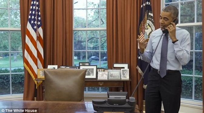 Mengikuti saran Joe, Obama menawarkan diri menjadi seorang pelatih (White House/Dailymail.com)