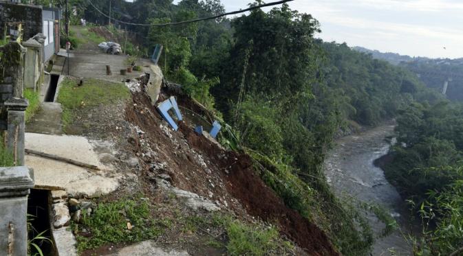 Setiap diguyur hujan, kata dia, tebing itu terus terkikis dan terbawa arus Sungai Ciliwung. (Achmad Sudarno/Liputan6.com)