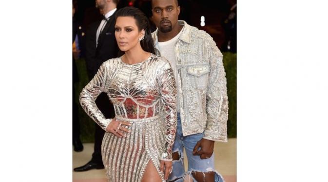 Kanye West dan Kim Kardashian di Met Gala 2016