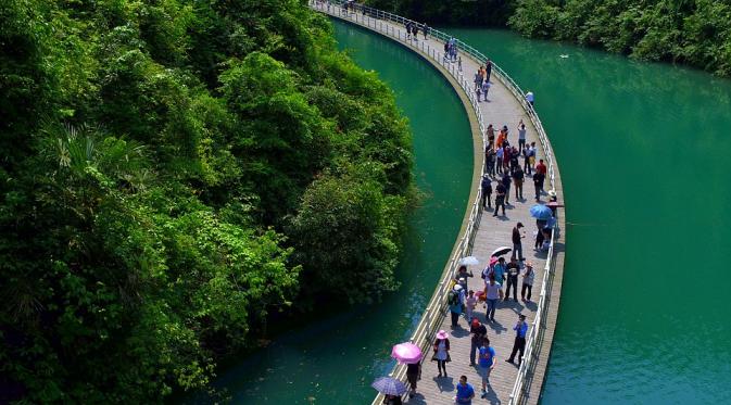 Jembatan yang jadi atraksi baru bagi turis di Shiziguan, Hubei, Tiongkok. (Xinhua/Bacroft Images)