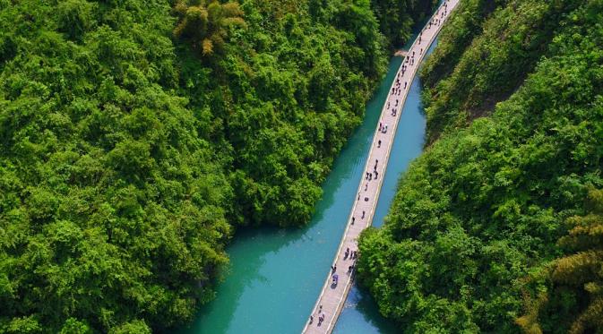 Jembatan yang jadi atraksi baru bagi turis di Shiziguan, Hubei, Tiongkok. (Xinhua/Bacroft Images)