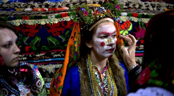 tradisi pengantin Muslim Bulgaria 'gelina' atau teknik melukis wajah membentuk topeng (sumber:huffingtonpost.com)