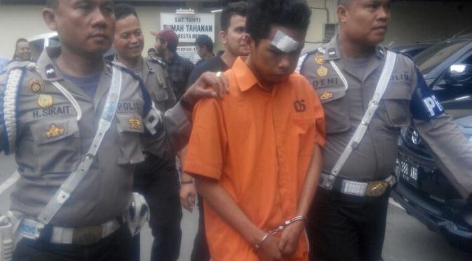 Roymardo Sah (20), pembunuh dosen UMSU Medan, digiring ke Polresta Medan. (Liputan6.com/Reza Perdana)