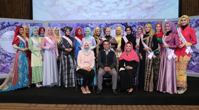  Putri Muslimah (3) Salah satu finalis dari berpose dan memperkenalkan diri pada saat jumpa pres Puteri Muslimah Indonesia 2016  di SCTV tower, Jakarta, Selasa (03/05/2016).  Puteri Muslimah telah terpilih 20 finalis yang mengikuti kegiatan karantina
