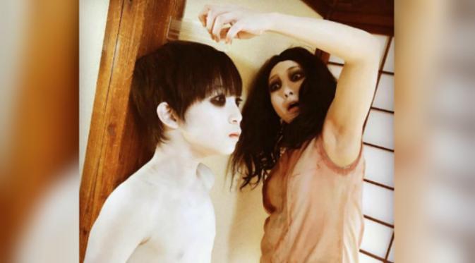 Kayako terlihat sedang mengukur tinggi badan Toshio (Instagram/kayakowithtoshio)