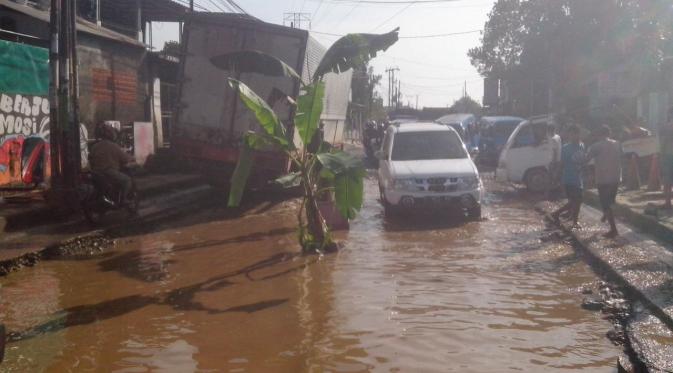 Akibat jalan rusak di Kabupaten Bogor, para sopir mengaku kendaraan mereka sering mengalami kerusakan (Liputan6.com/Achmad Sudarno).