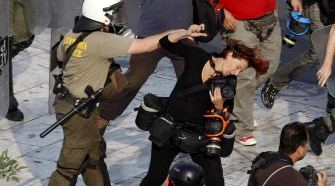 Wartawan foto Yunani Tatiana Bolari. (Foto: reuters/Yannis Behrakis)
