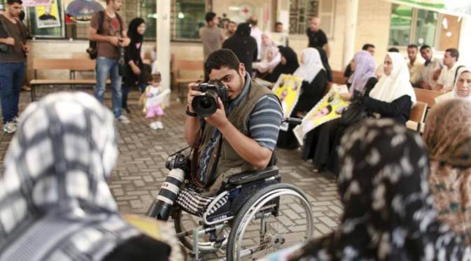 Moamen Qreiqea kehilangan kakinya saat meliput di jalur Gaza. (Foto: REUTERS/Suhaib Salem)