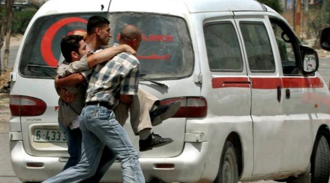 Seorang kameramen terluka saat meliput di Palestina. (Foto: REUTERS/Saeed Dahlah)