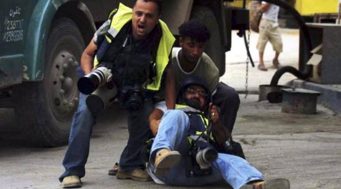 Fotografer Reuters Abed Omar Qusini terkena tembak. (Foto: REUTERS/Stringer)