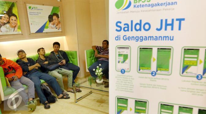 Warga pengguna BPJS menunggu antrian di Kantor Cabang BPJS Ketenagakerjaan Salemba, Jakarta, Rabu (04/5). BPJS menargetkan 22 juta tenaga kerja dalam kepesertaan BPJS Ketenagakerjaan.(Liputan6.com/Fery Pradolo)