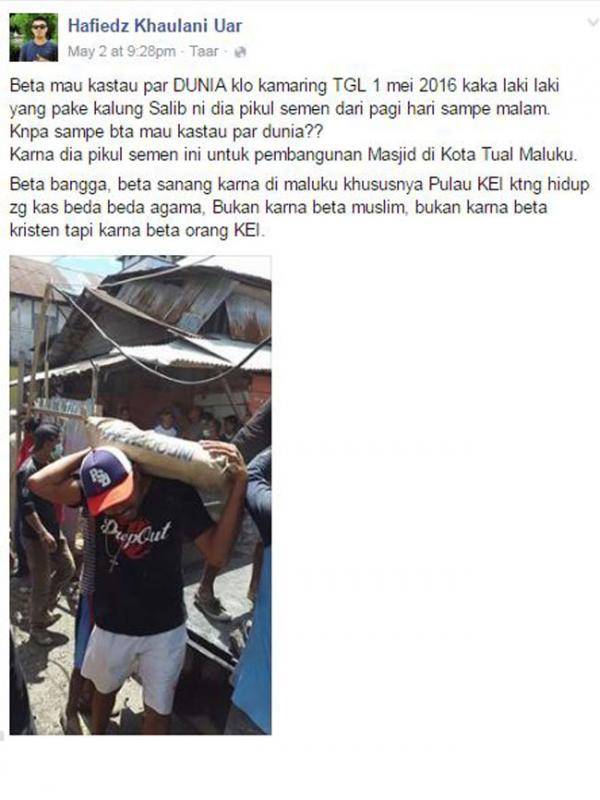 Foto pemuda berkalung salib angkat semen untuk bangun Masjid bikin haru netizen | Via: Facebook.com