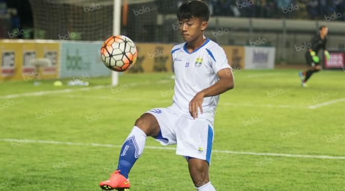 Gelandang Persib, Febri Hariyadi, melakukan pemanasan jelang laga Torabika Soccer Championship 2016 melawan Sriwijaya FC di Stadion Si Jalak Harupat, Bandung, Sabtu (30/4/2016). (Bola.com/Vitalis Yogi Trisna)