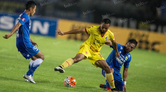 Gelandang Sriwijaya FC, Muhammad Ridwan, berusaha melewati bek Persib, Tony Sucipto, pada laga Torabika Soccer Championship 2016 di Stadion Si Jalak Harupat, Bandung, Sabtu (30/4/2016). (Bola.com/Vitalis Yogi Trisna)