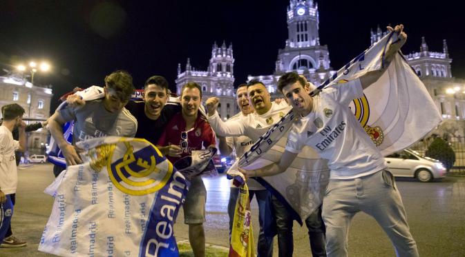 Fans Real Madrid merayakan keberhasilan tim kesayangan mereka melaju ke babak final Liga Champions 2015-2016. Pada semifinal, El Real menyingkirkan wakil Inggris, Manchester City, setelah unggul 1-0, di Stadion Santiago Bernabeu, Kamis (5/5/2016) dini har