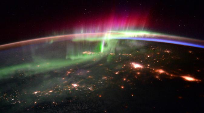 Aurora yang diabadikan dari ISS oleh Astronot Tim Peake And Scott Kelly (ESA/NASA)