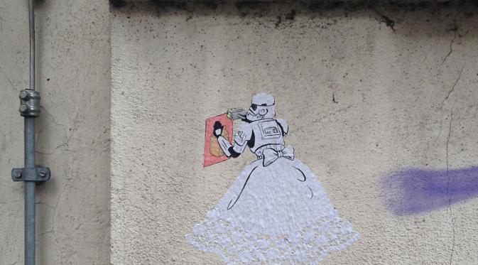 Stormtrooper masang iklan di tembok. (Via: boredpanda.com)
