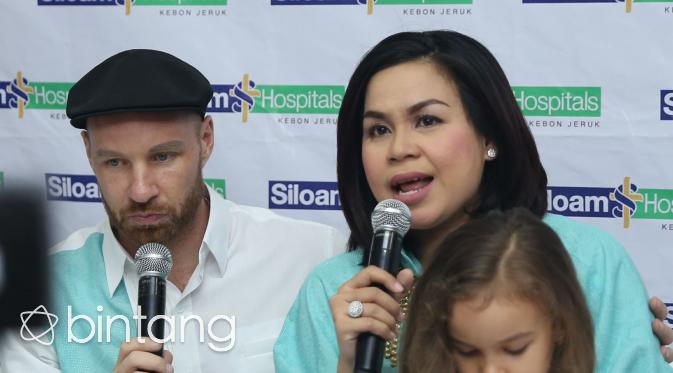 Sehari setelah melahiran anak Melaney Ricardo didampingi suami memberikan keterangan pers. (Andy Masela/bintang.com)