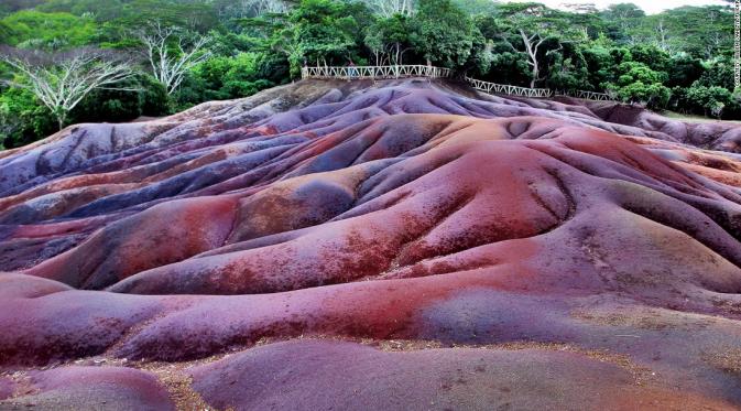 Ada formasi pasir 7 warna di Charamel, Mauritius (Flickr)