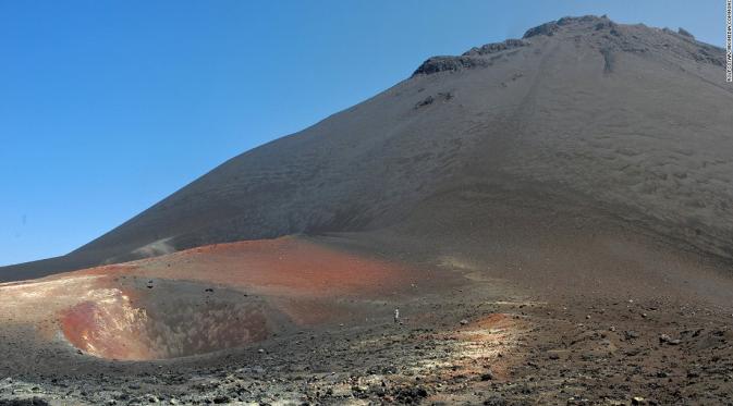 Kawah dalam kawah di Pulau Verge, Cape Verde (Wikimedia Commons)