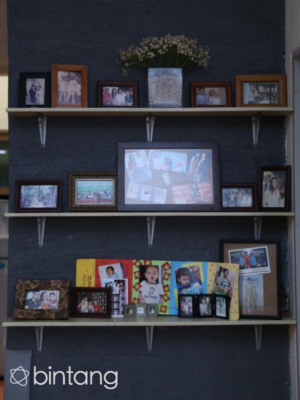 Hiasan dinding yang berisi foto-foto kenangan. (Nurwahyunan/bintang.com)