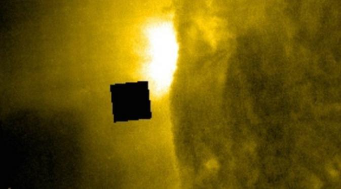 Kotak berwarna hitam di dekat Matahari yang didapat dari satelit Solar and Heliospheric Observatory (Solar and Heliospheric Observatory)