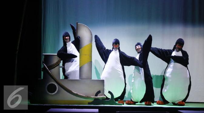 Para Penguins beraksi di pertunjukan drama musikal Madagascar Live! di ICE BSD, Serpong, Tangerang (5/5). Pertunjukkan ini menghadirkan cerita persahabatan yang dibawakan oleh tokoh para hewan dari kebun binatang. (Liputan6.com/Herman Zakharia)