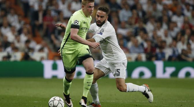 Gelandang Manchester City, Kevin De Bruyne (kiri) berusaha lepas dari kawalan bek Real Madrid, Dani Carvajal, pada Leg 2 Semifinal Liga Champions, di Stadion Santiago Bernabeu, Kamis (5/5/2016) dini hari WIB. De Bruyne dkk kini mengincar kemenangan atas A