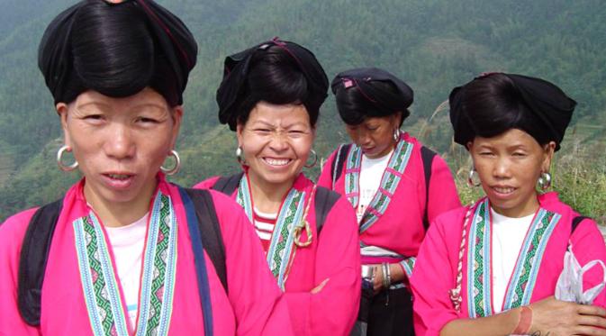 Para wanita di desa Huangluo, Guangxi, Tiongkok mempunyai rambut terpanjang di dunia yang hingga kini menjadi tradisi (sumber: Chinahighlights.com)