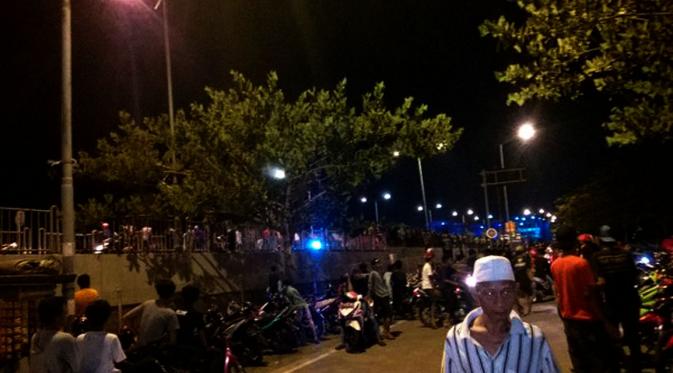 Ratusan orang beratribut salah satu klub sepak bola di Surabaya, sempat melawan saat akan dibubarkan polisi di lokasi sweeping pelat N di Jembatan Suramadu. (Twitter)