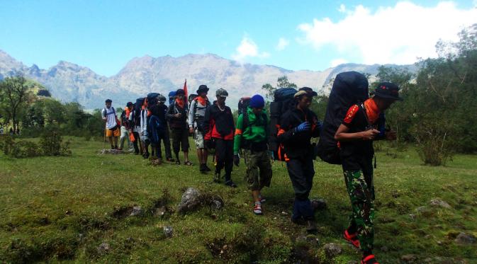 Sekelompok pendaki di Lembah Ramma, perbukitan di lereng Gunung Bawakaraeng, Gowa, Sulawesi Selatan. (Liputan6.com/Ahmad Yusran)