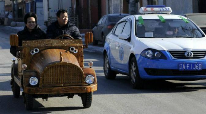 Sejumlah orang menciptakan sendiri mobil yang unik, misalnya jip kayu yang hanya bisa melaju 20 km per jam ini. (Sumber Shanghaiist.com)