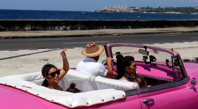 Bintang reality -show, Kim Kardashian saat berada duduk dibelakang mobil kuno di Malecon, Havana, Cuba, 5 Mei 2016. Kim bersama seluruh anggota keluarganya ke Kuba untuk syuting serial reality show miliknya. (REUTERS / Stringer)