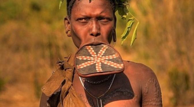 Suku Mursi di Taman Nasional Mago, Ethiopia. (Cezary Filew/Solent News)