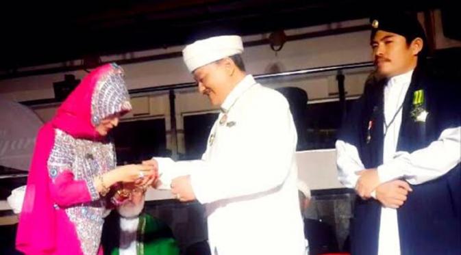 Roro Fitria menerima penghargaan Lencana Bhakti Agung
