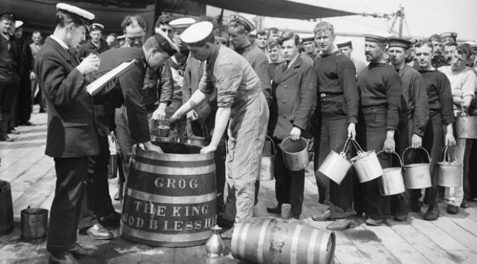 Di sejumlah negara, minum miras merupakan hal yang agak lazim dalam militer dan dilakukan dalam jumlah yang sedang-sedang saja. (Sumber wearethemighty.com)